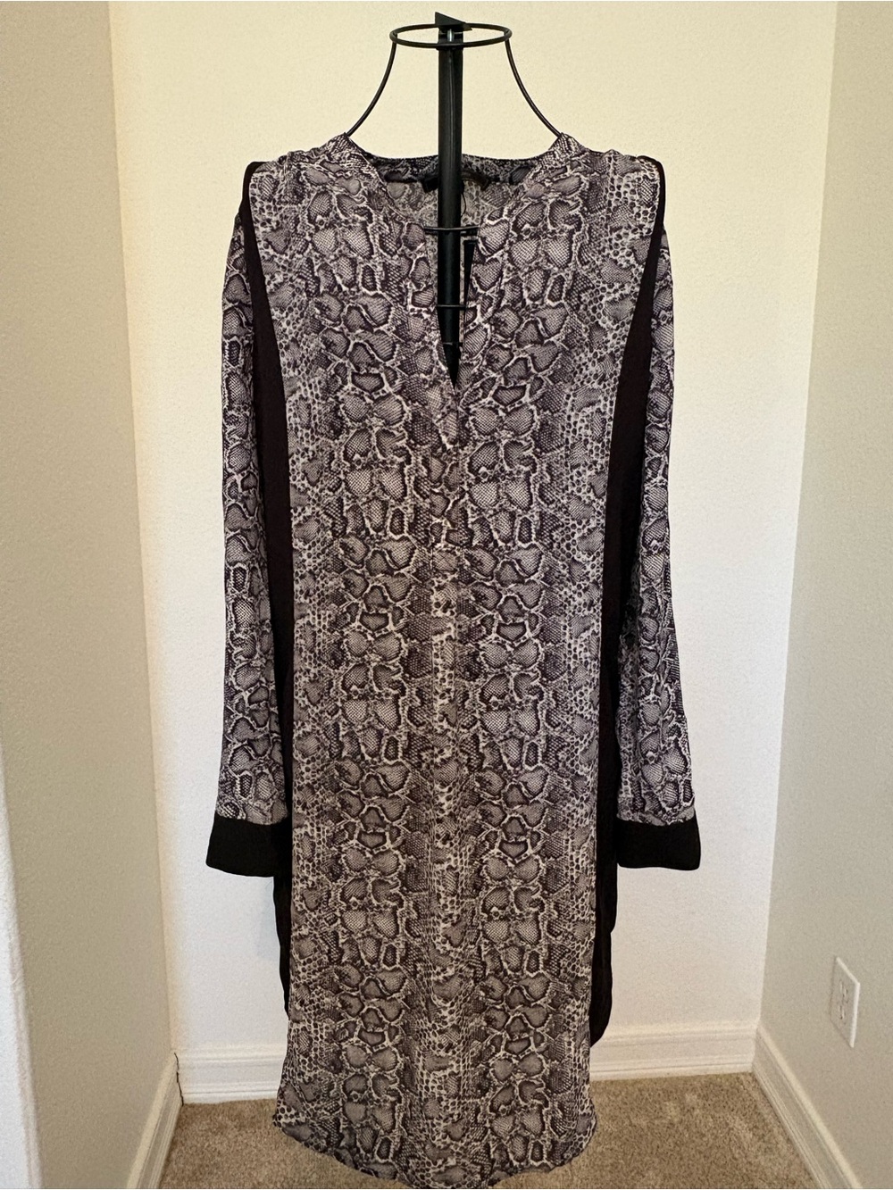 BCBGMaxAzria Snake-Print Long Sleeve Shift Dress in Gray and Black